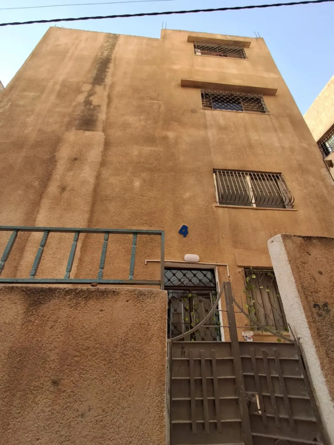 عمارة سكنية بحالة جيدة ثلاث طوابق وروف في المنارة للبيع او البدل حي هاديء ونظيف
