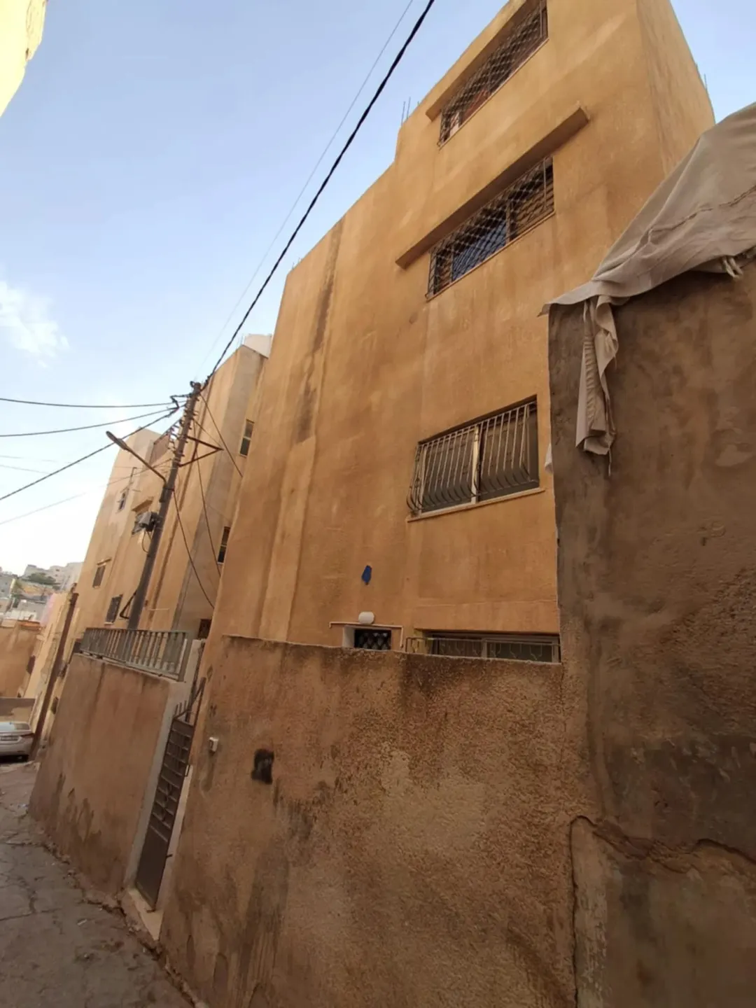 عمارة سكنية بحالة جيدة ثلاث طوابق وروف في المنارة للبيع او البدل حي هاديء ونظيف