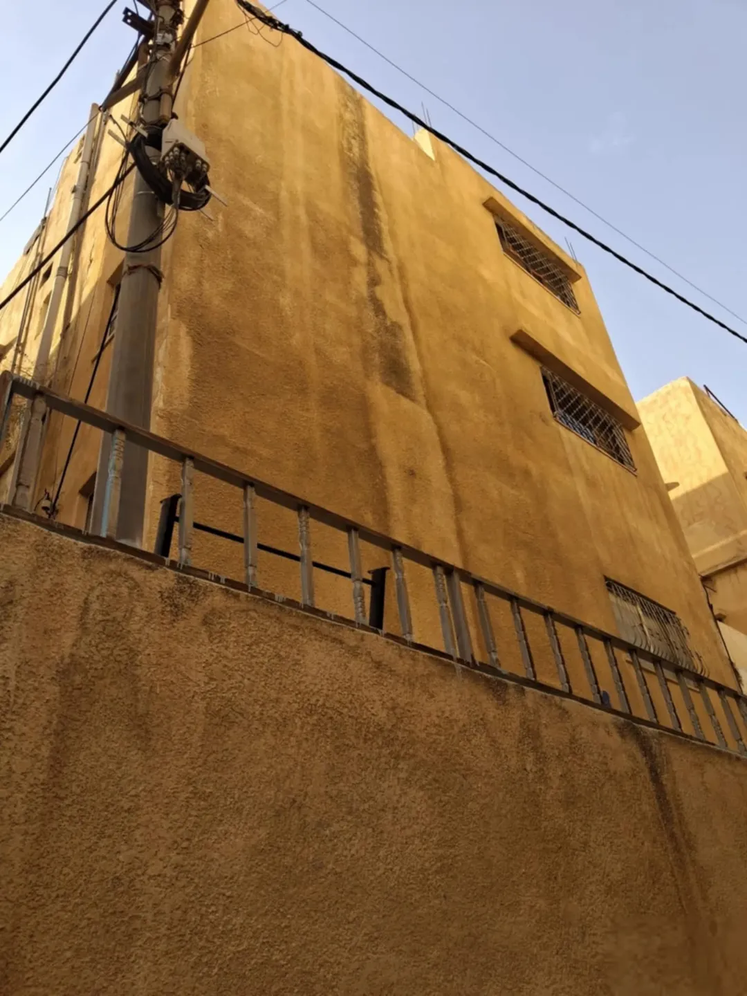 عمارة سكنية بحالة جيدة ثلاث طوابق وروف في المنارة للبيع او البدل حي هاديء ونظيف