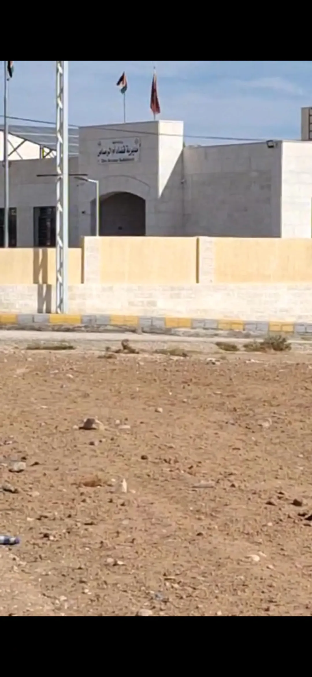 ارض للبيع في ام الرصاص على الشارع الرئيسي