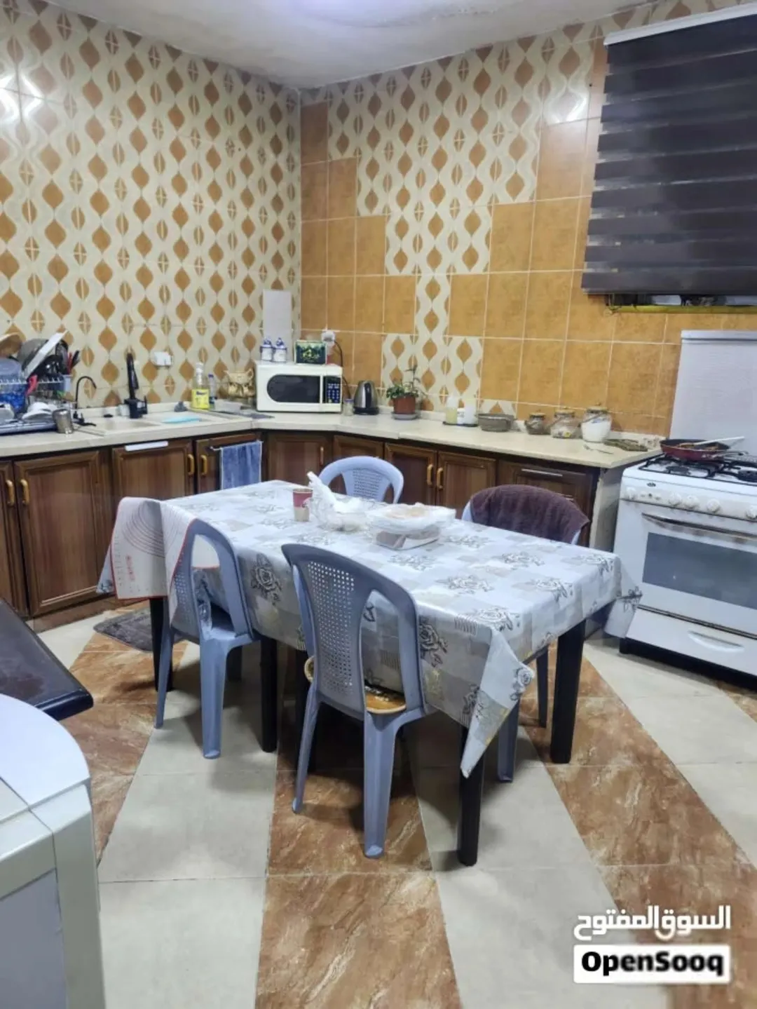 شقة للبيع في الزرقاء مع عفش كامل