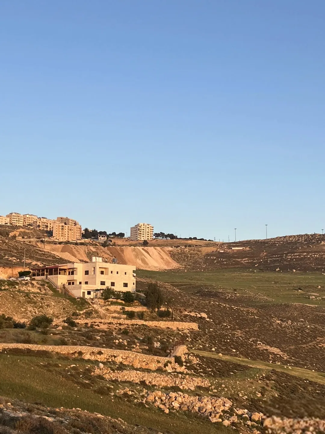 ارض مطله مساحة 630 متر بجانب شارع الأردن ومنطقة الجبيهه مباشره منطقة صافوط – حوض ابو مرهف الشمالي