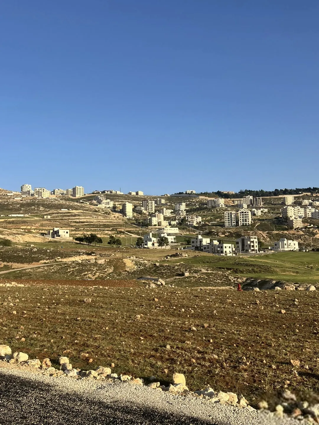 ارض مطله مساحة 630 متر بجانب شارع الأردن ومنطقة الجبيهه مباشره منطقة صافوط – حوض ابو مرهف الشمالي