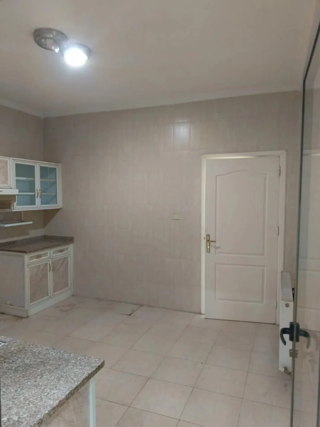 شقة فاخرة في ضاحية الرشيد مقابل سكن اميمة