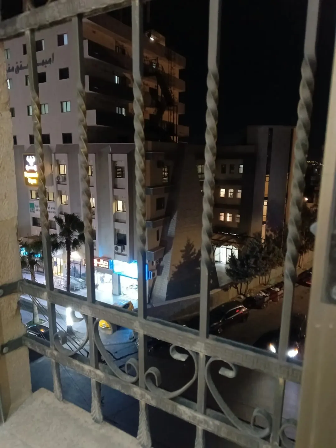 شقة فاخرة في ضاحية الرشيد مقابل سكن اميمة