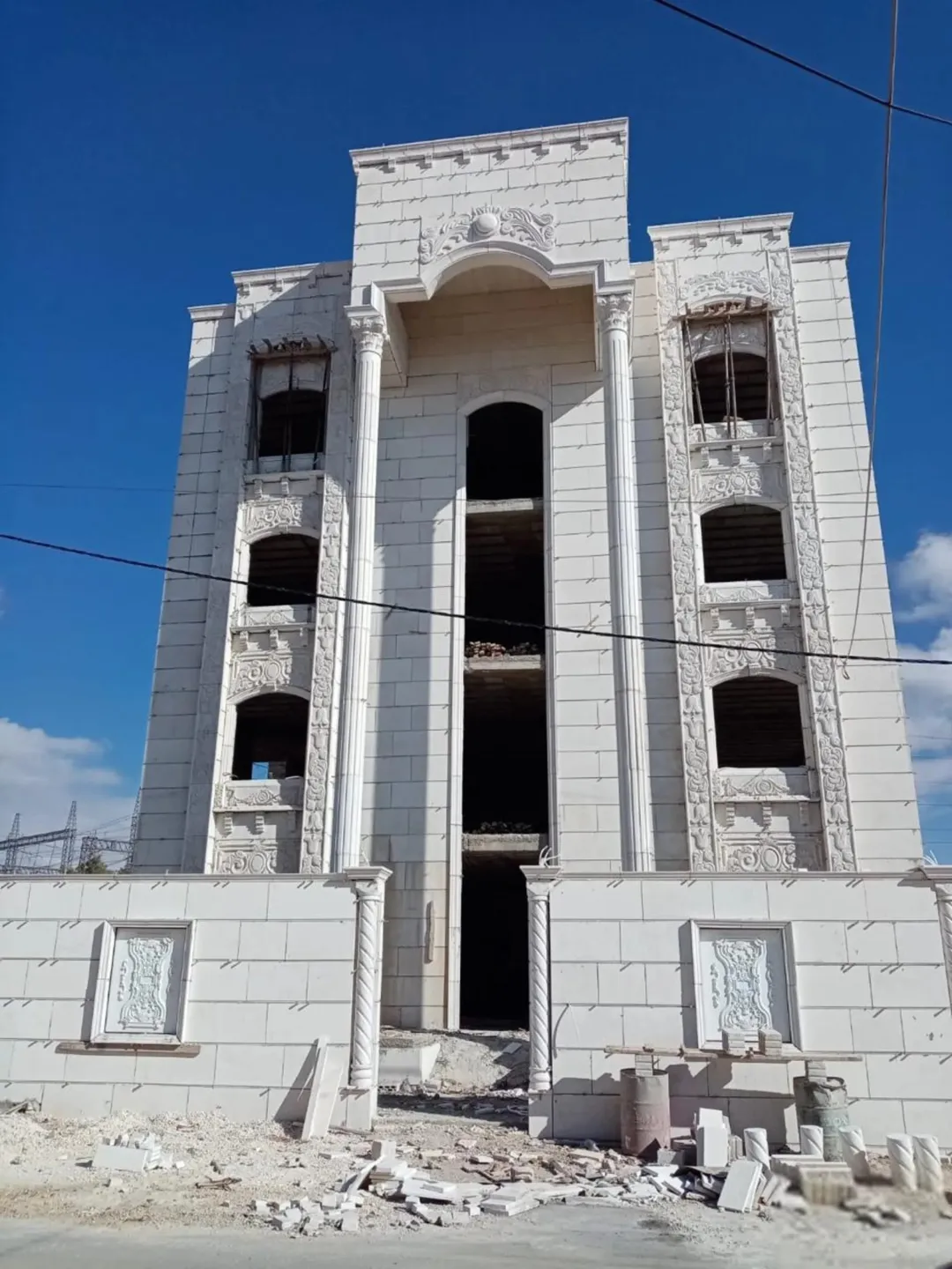 عمارة فاخرة حديثة للبيع في ام قصير