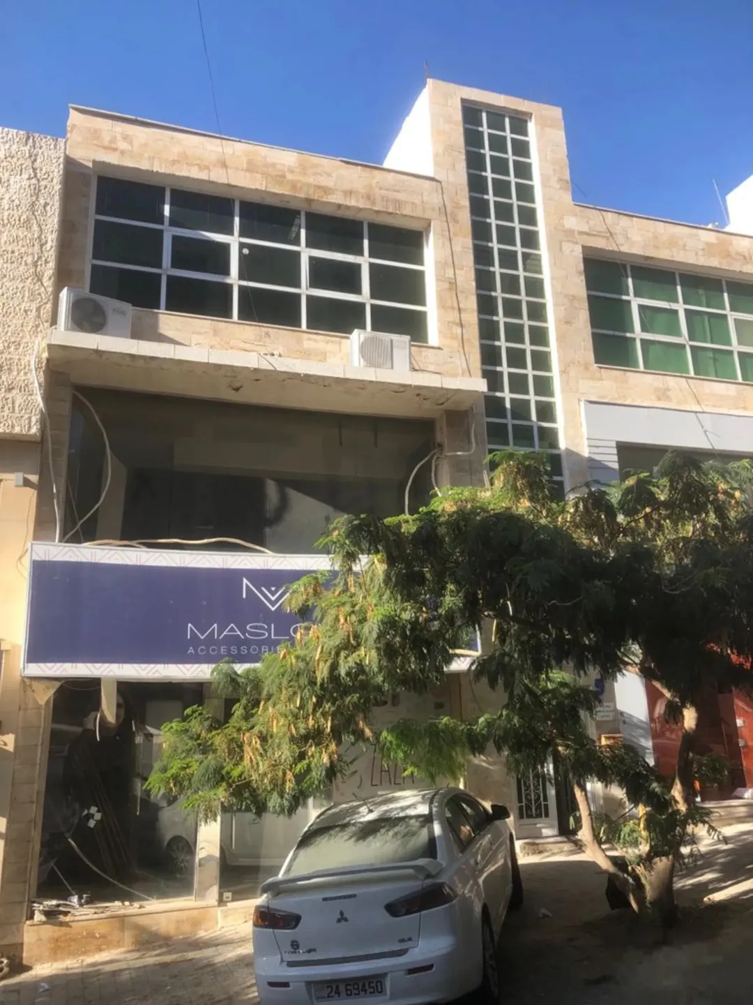 مجمع تجاري مركزي للبيع بداعي السفر في منطقة الصويفية مكون من طابقين وقابل لبناء طابقين ايضآ