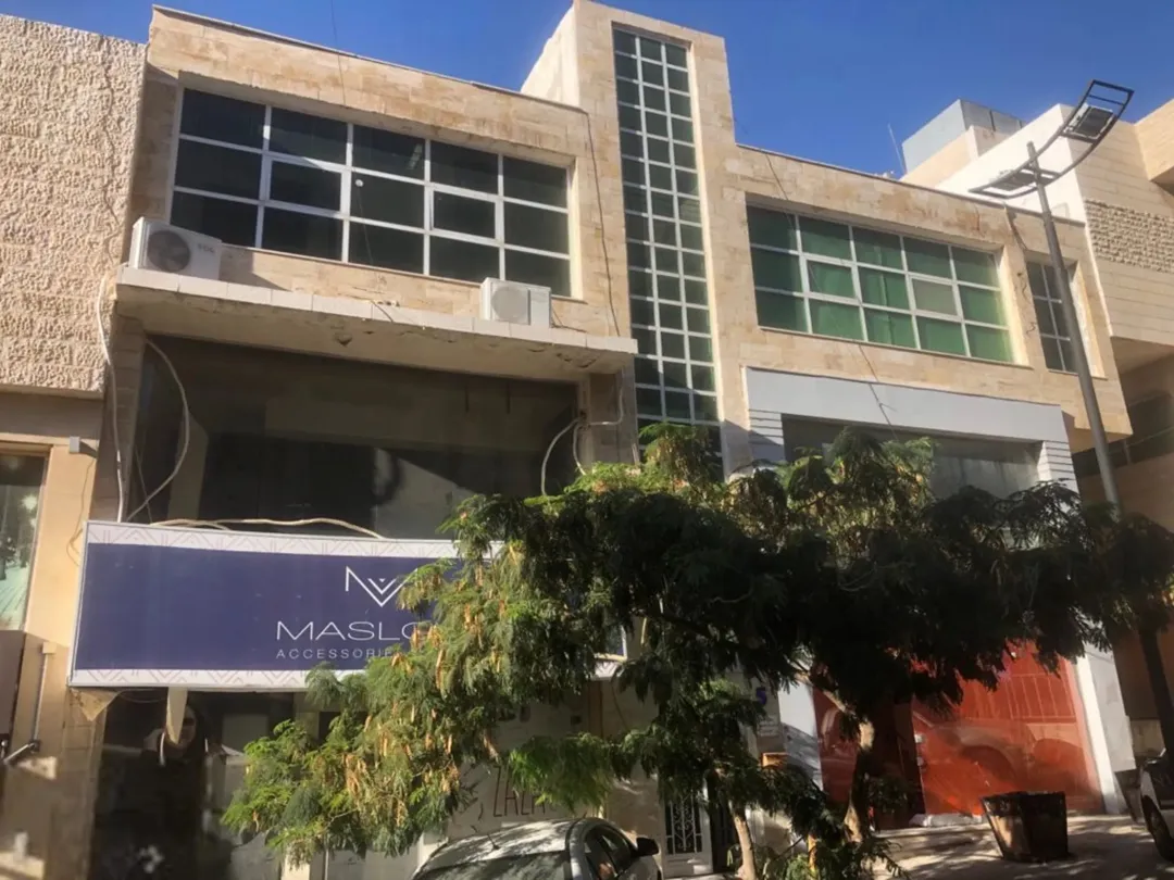 مجمع تجاري مركزي للبيع بداعي السفر في منطقة الصويفية مكون من طابقين وقابل لبناء طابقين ايضآ