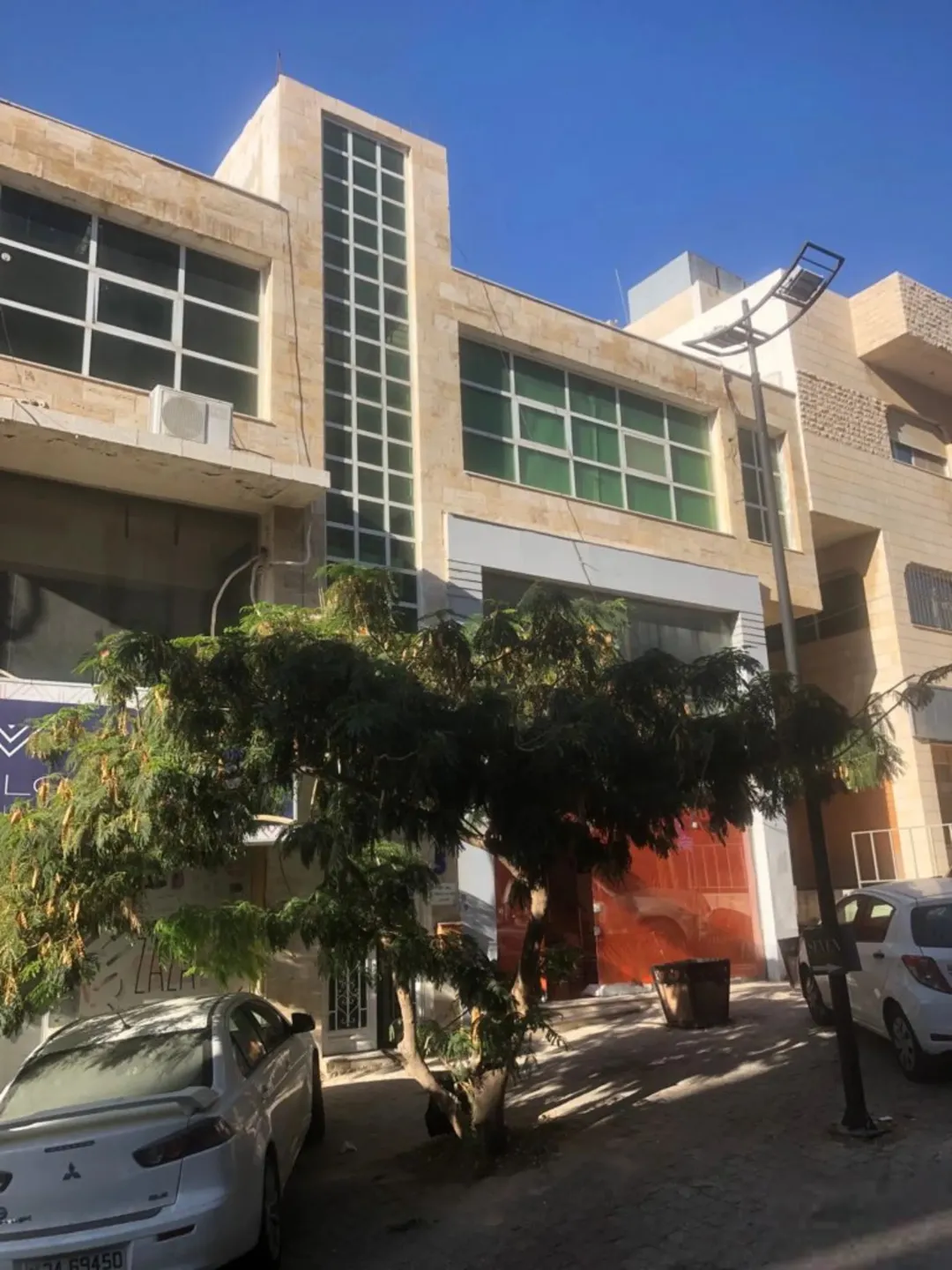 مجمع تجاري مركزي للبيع بداعي السفر في منطقة الصويفية مكون من طابقين وقابل لبناء طابقين ايضآ