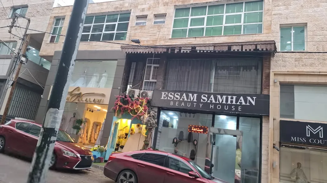 مجمع تجاري مركزي للبيع بداعي السفر في منطقة الصويفية مكون من طابقين وقابل لبناء طابقين ايضآ