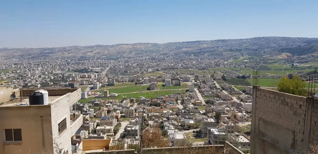 أرض سكنية مميزة للبيع في شمال عمان بإطلالة خلابة
