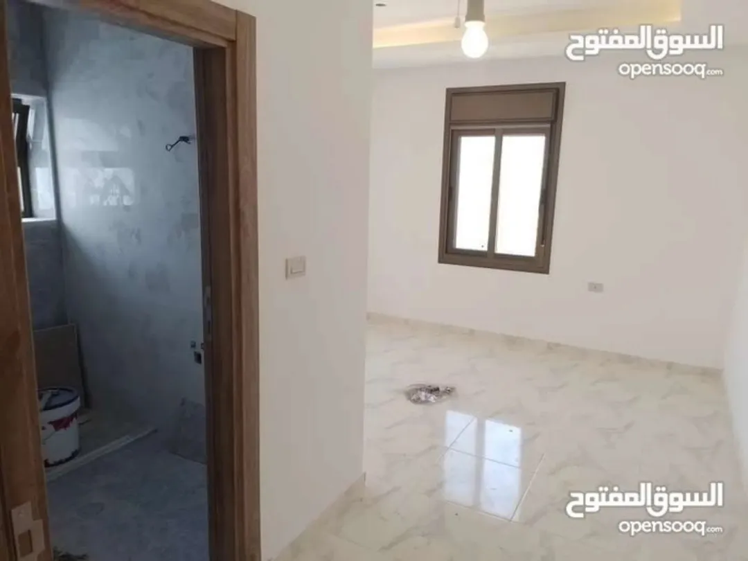 شقة طابقية ذات اطلالة جميلة مساحة 160م للبيع في أبو نصير يمكن بدل على سيارة كهربائية كجزء من الثمن