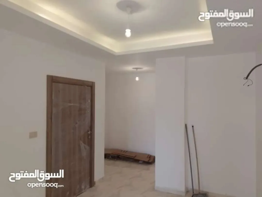 شقة طابقية ذات اطلالة جميلة مساحة 160م للبيع في أبو نصير يمكن بدل على سيارة كهربائية كجزء من الثمن