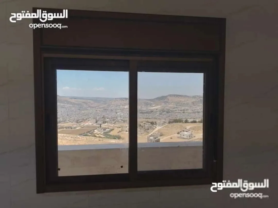 شقة طابقية ذات اطلالة جميلة مساحة 160م للبيع في أبو نصير يمكن بدل على سيارة كهربائية كجزء من الثمن