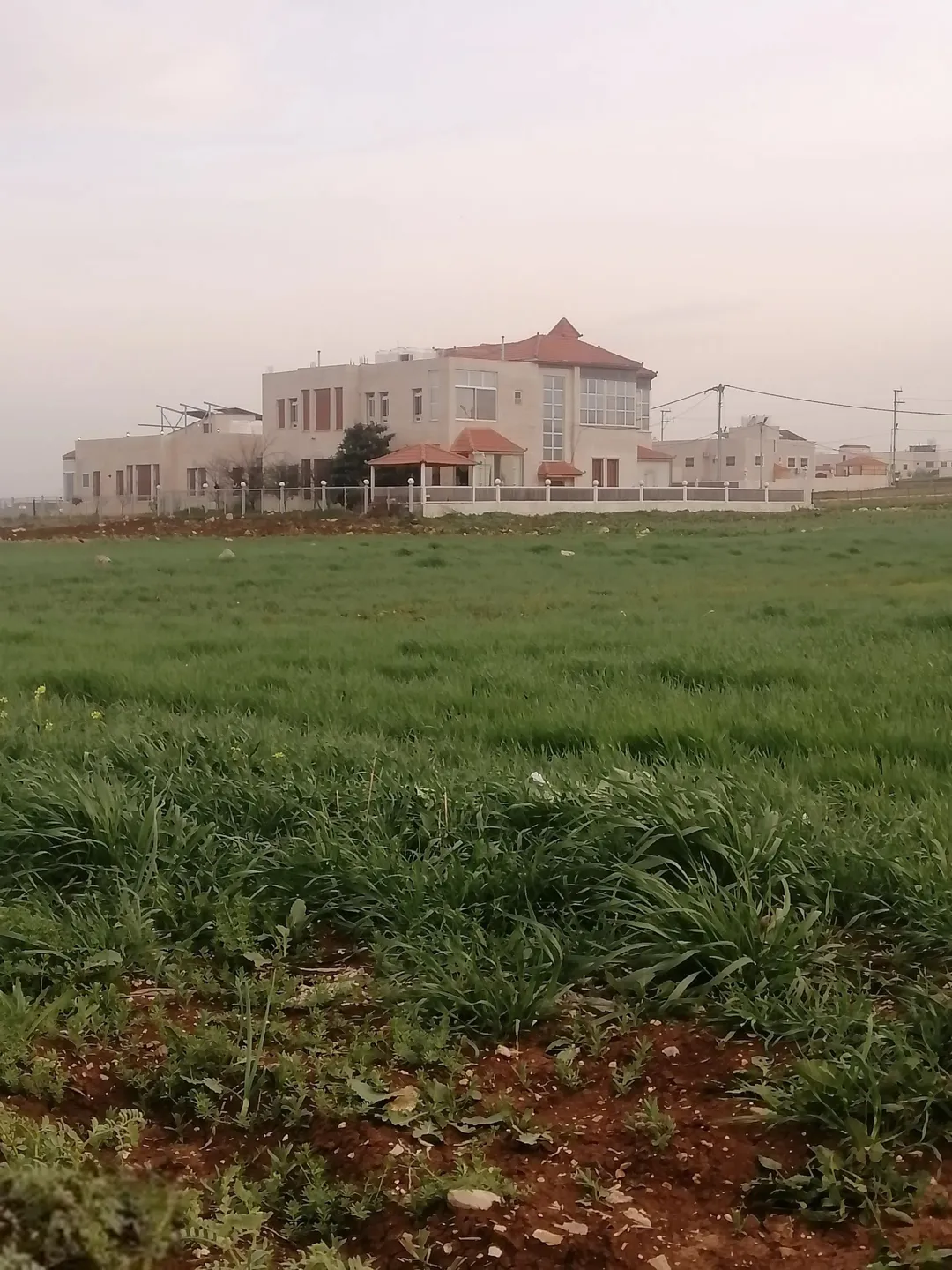 أرض سكنية مميزة في الحصن – منطقة طبول كوتيه