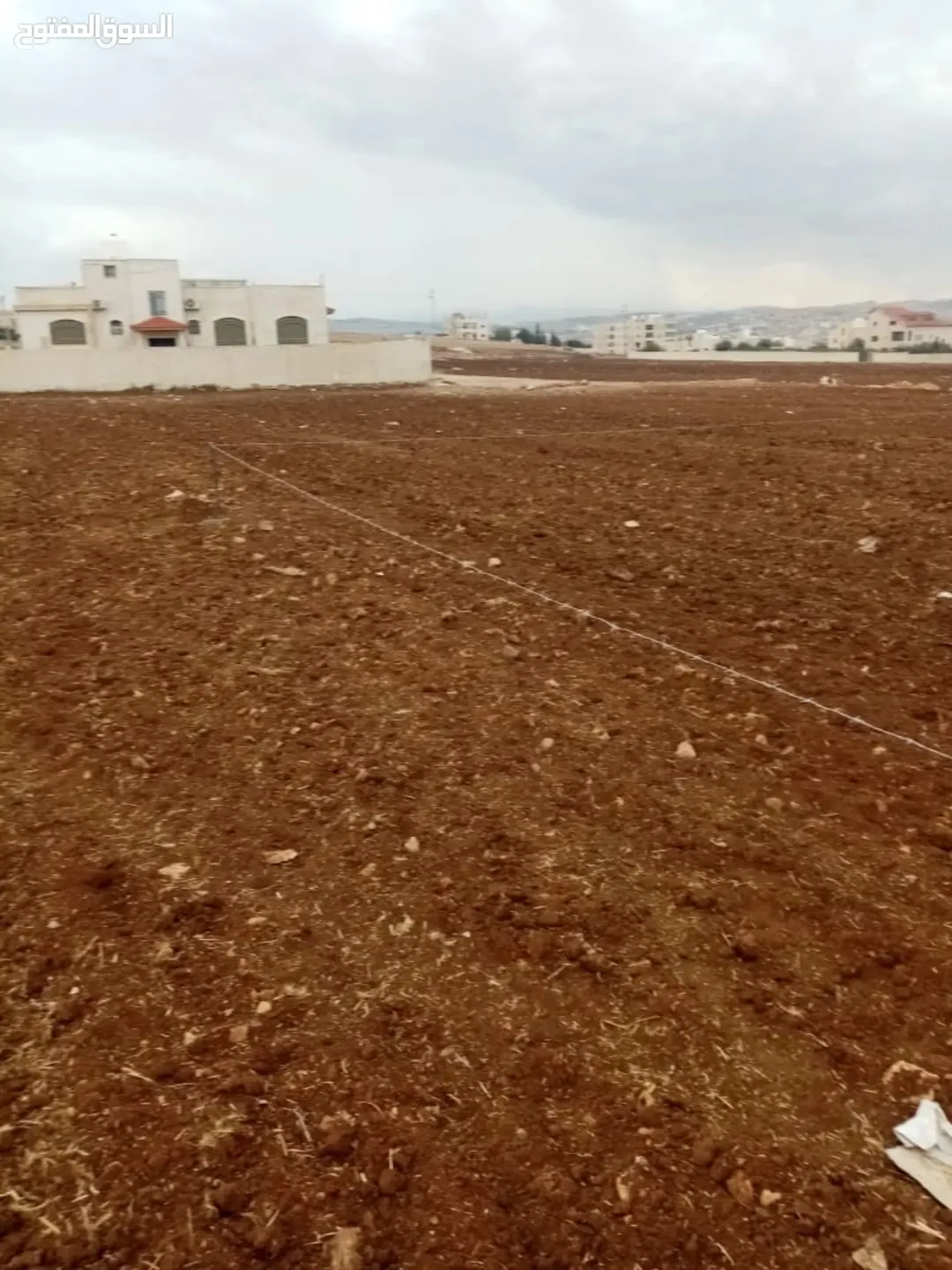 أرض سكنية مميزة في الحصن – منطقة طبول كوتيه