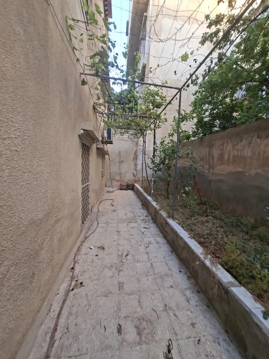 منزل للبيع 3 طوابق جبل المنارة رقم هاتف التواصل بوصف الاعلان