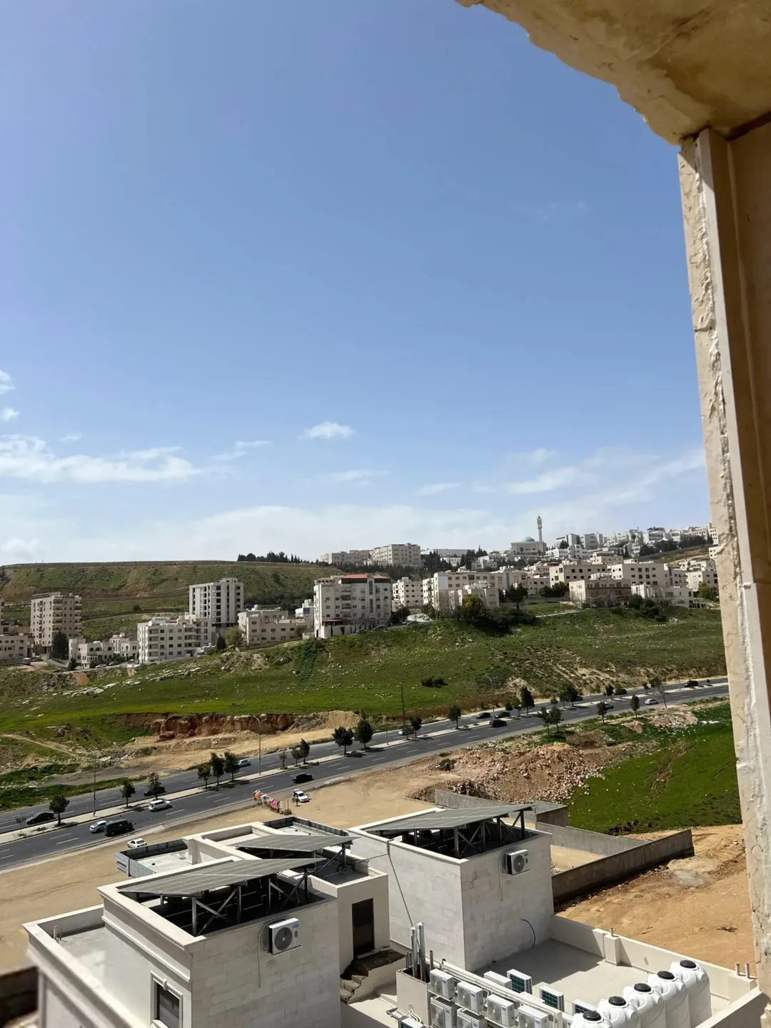 حي المنصور شقة لقطة 69 الف بلجبيهة طابق ثالث جديدة لم تسكن اطلالة الشقة كاملة على شارع الاردن ومميزة
