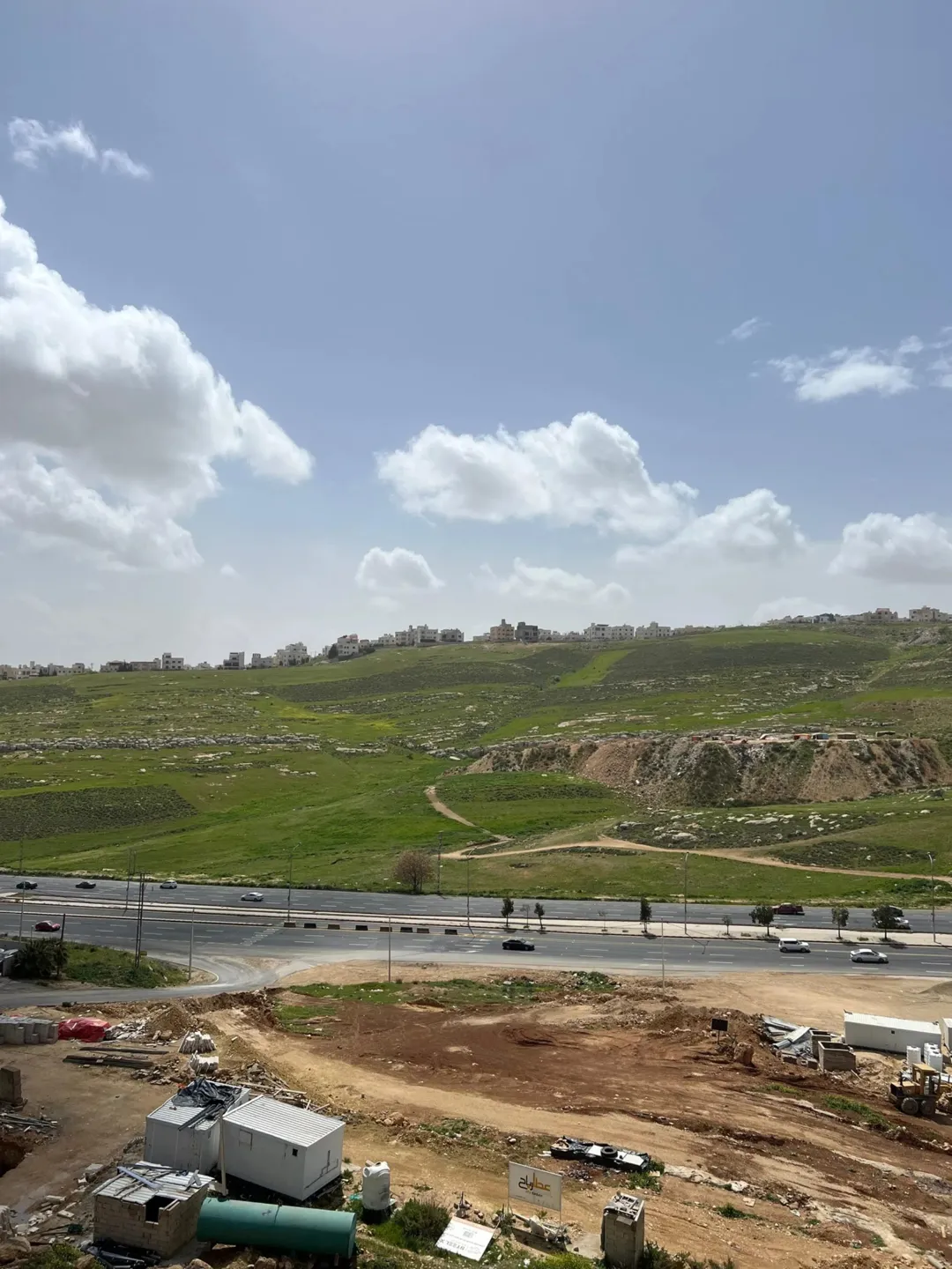 حي المنصور شقة لقطة 69 الف بلجبيهة طابق ثالث جديدة لم تسكن اطلالة الشقة كاملة على شارع الاردن ومميزة