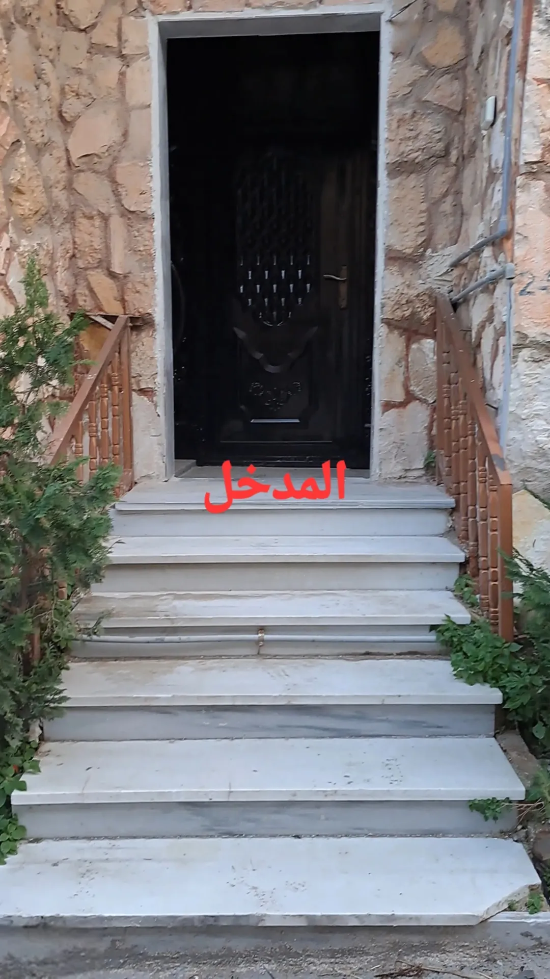 شقه طابق ارضي على الشارع .. دخلة.. 3 غرف وحمامين ومطبخ غير راكب مع ساعه خارجيه مع بئر ماء داخلي كبير