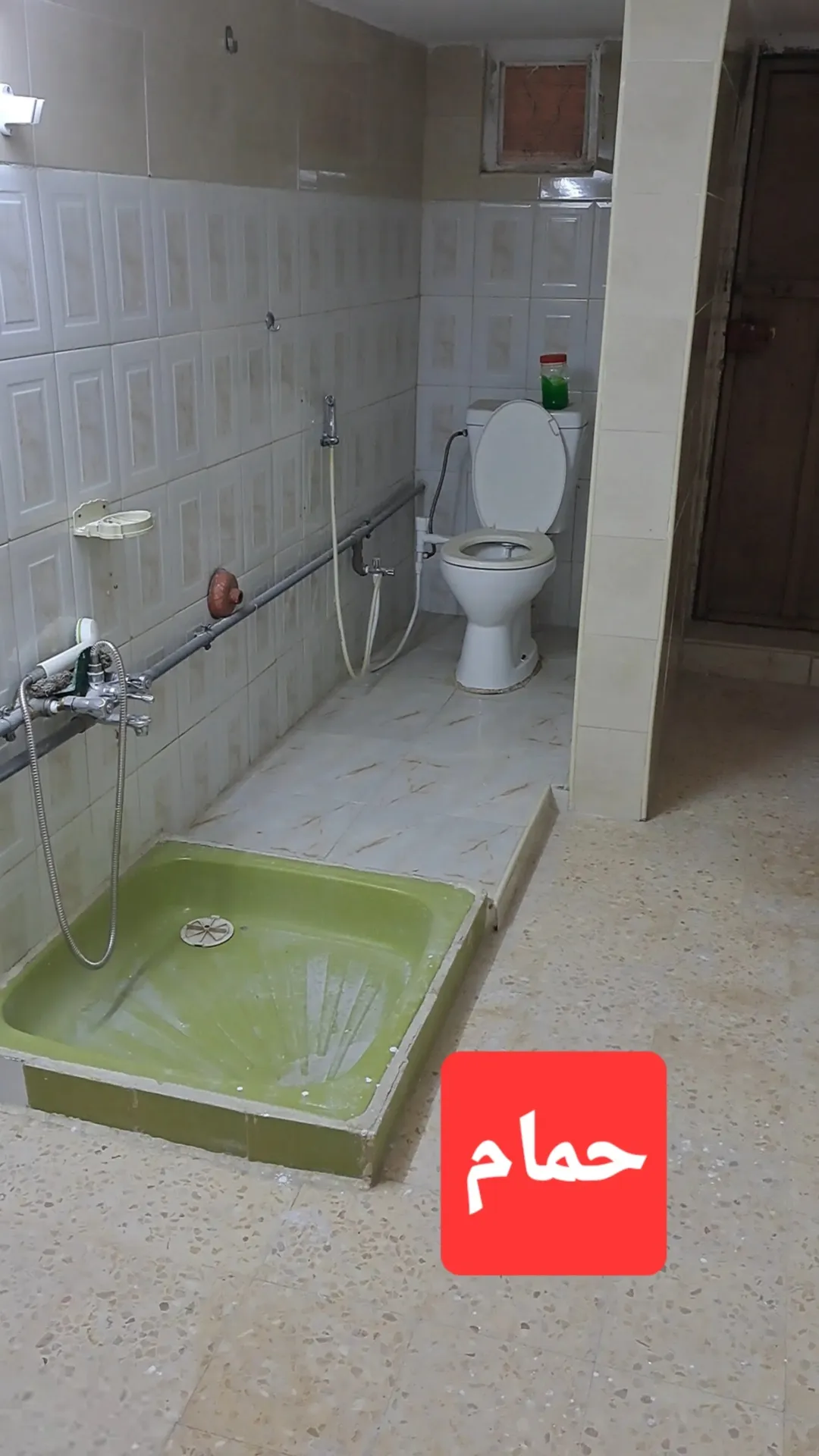 شقه طابق ارضي على الشارع .. دخلة.. 3 غرف وحمامين ومطبخ غير راكب مع ساعه خارجيه مع بئر ماء داخلي كبير