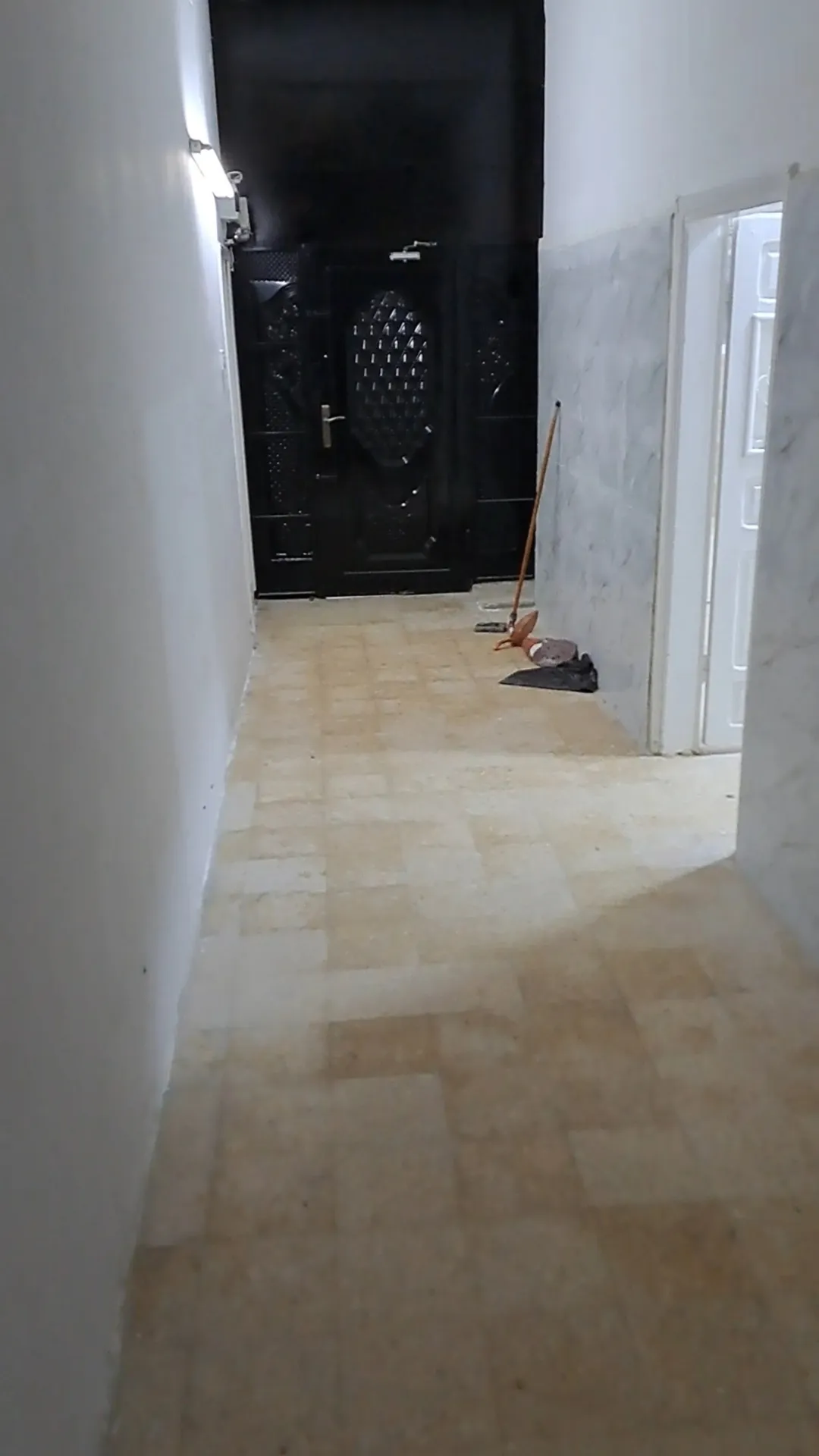 شقه طابق ارضي على الشارع .. دخلة.. 3 غرف وحمامين ومطبخ غير راكب مع ساعه خارجيه مع بئر ماء داخلي كبير