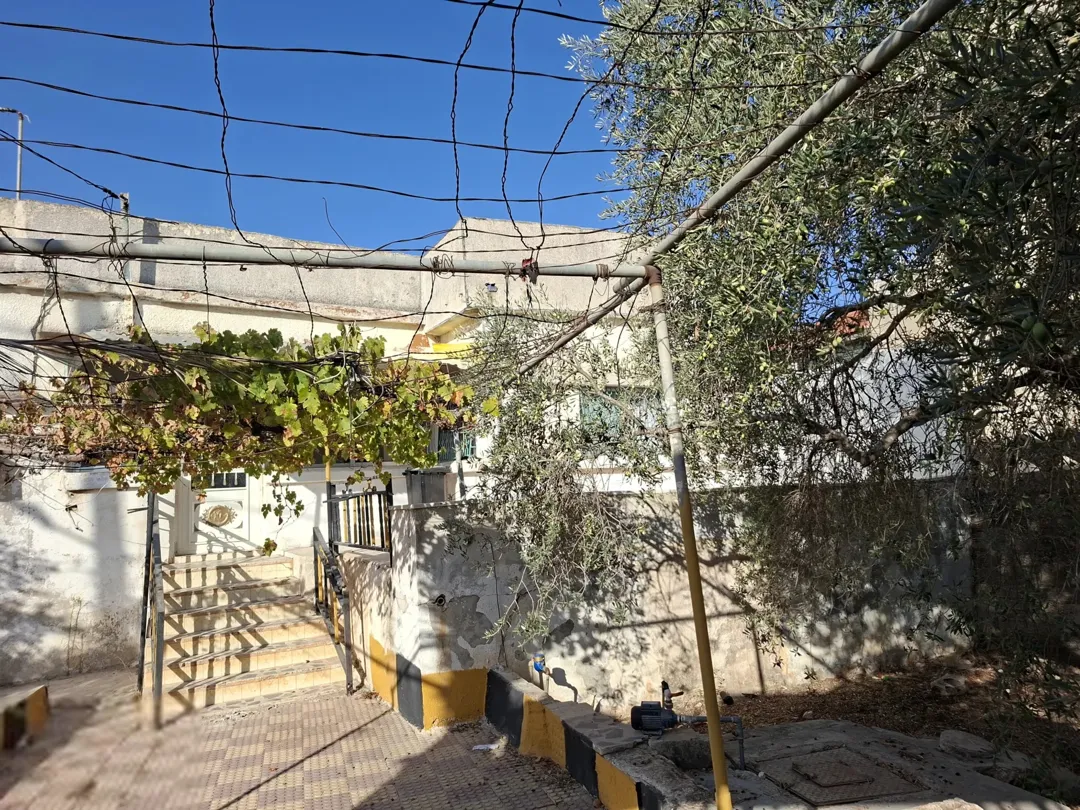 بيت مستقل للبيع موقع مميز جدا وقريب من جميع الخدمات