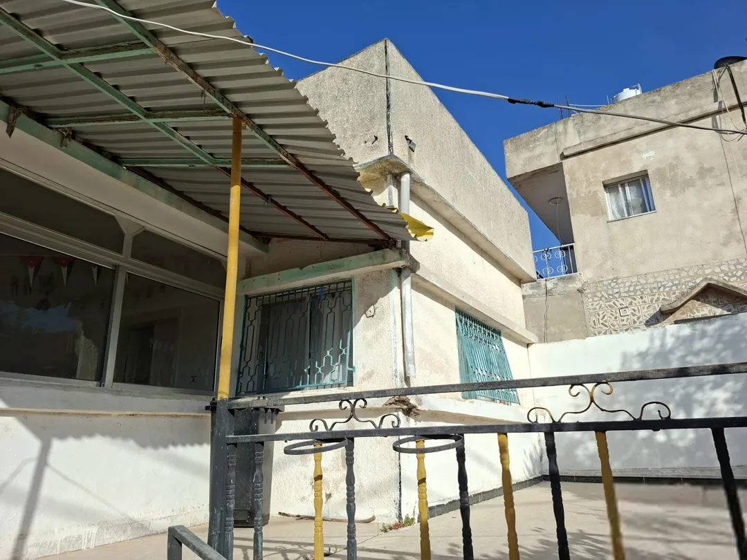 بيت مستقل للبيع موقع مميز جدا وقريب من جميع الخدمات