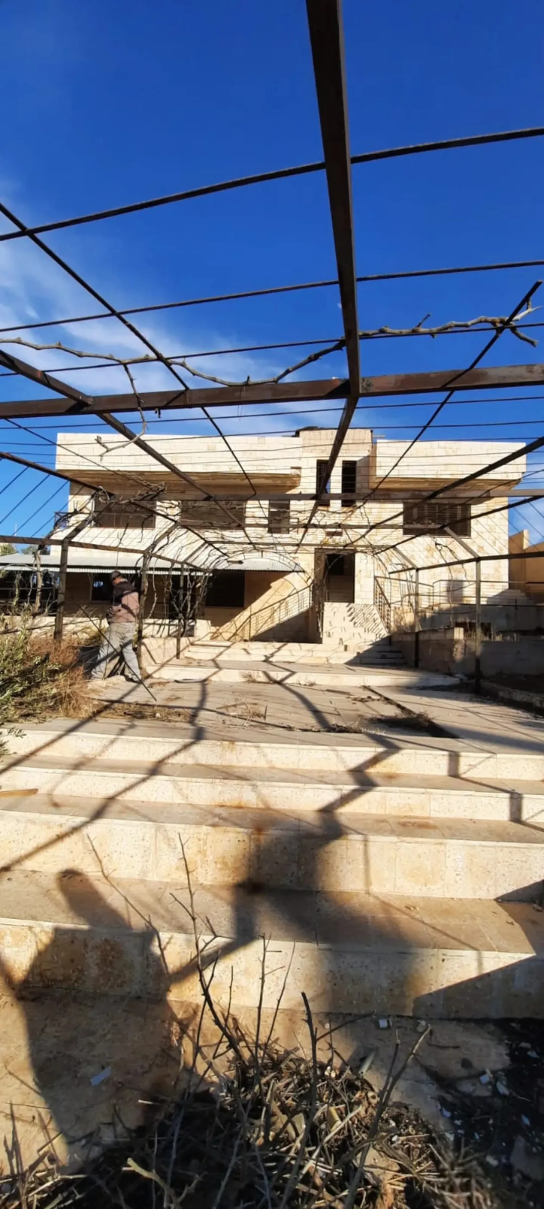 للبيع بناء قديم فى السخنه المساحه1029متر الأرض