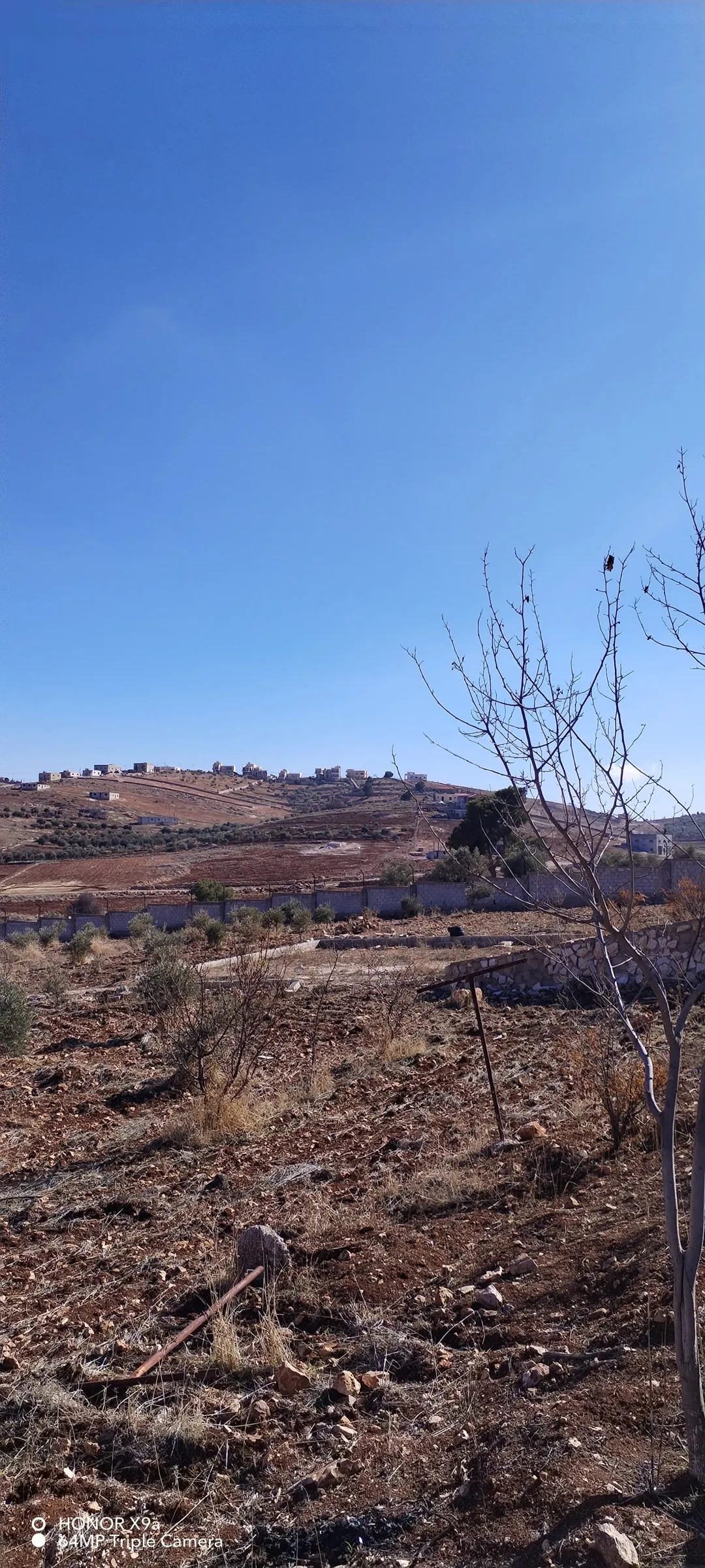 قفقفا 13 دنم منطقة مزارع وشاليهات وطبيعة خلابة مسيجة جدار حجر