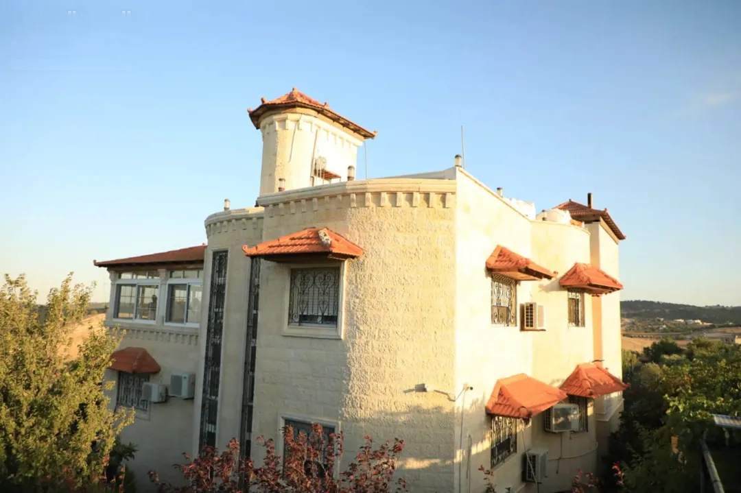 فيلا فاخرة 3 طوابق للبيع – دير البرك عجلون