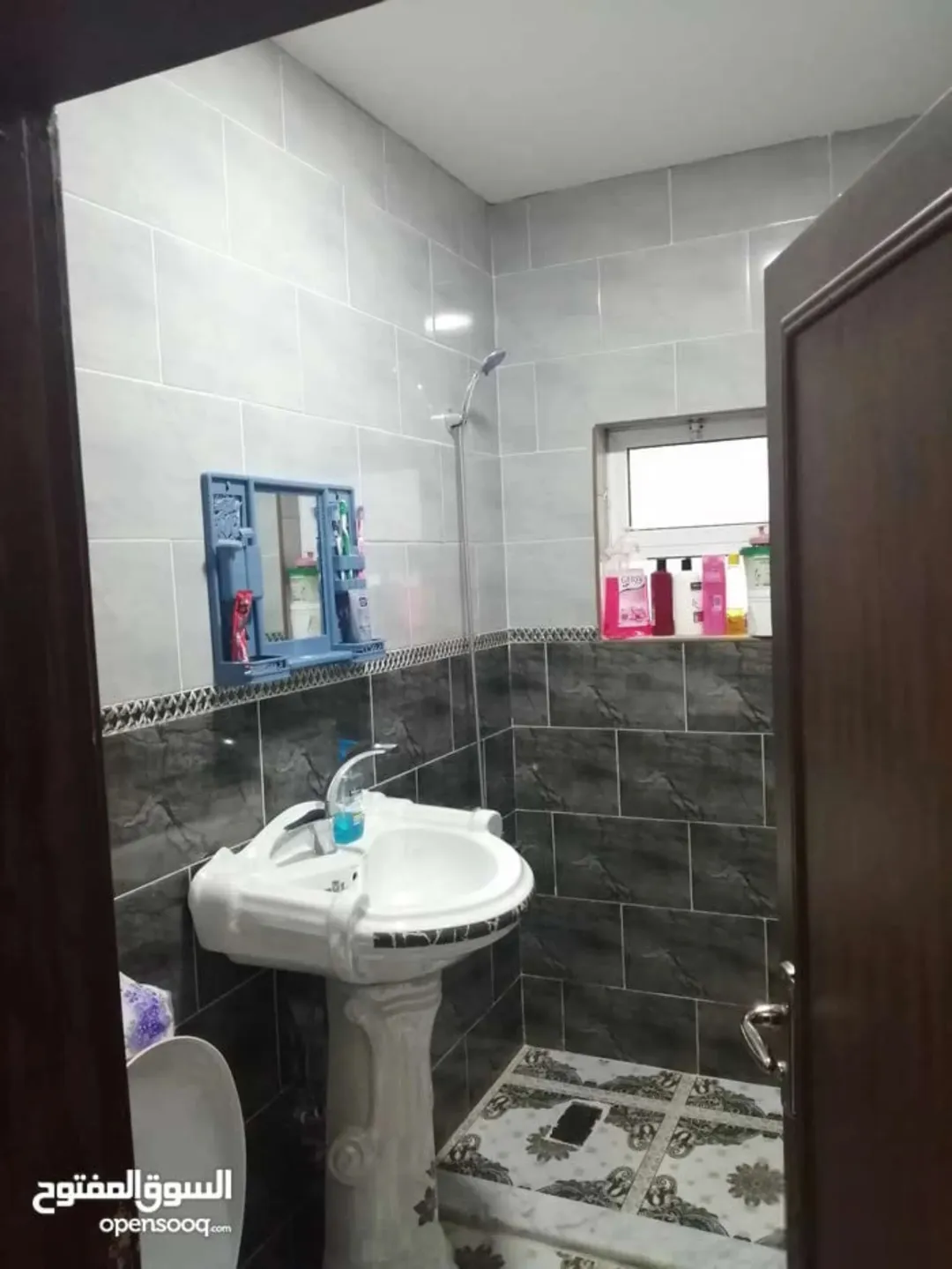 عمارة سكنية مميزة مع مستودعين للبيع