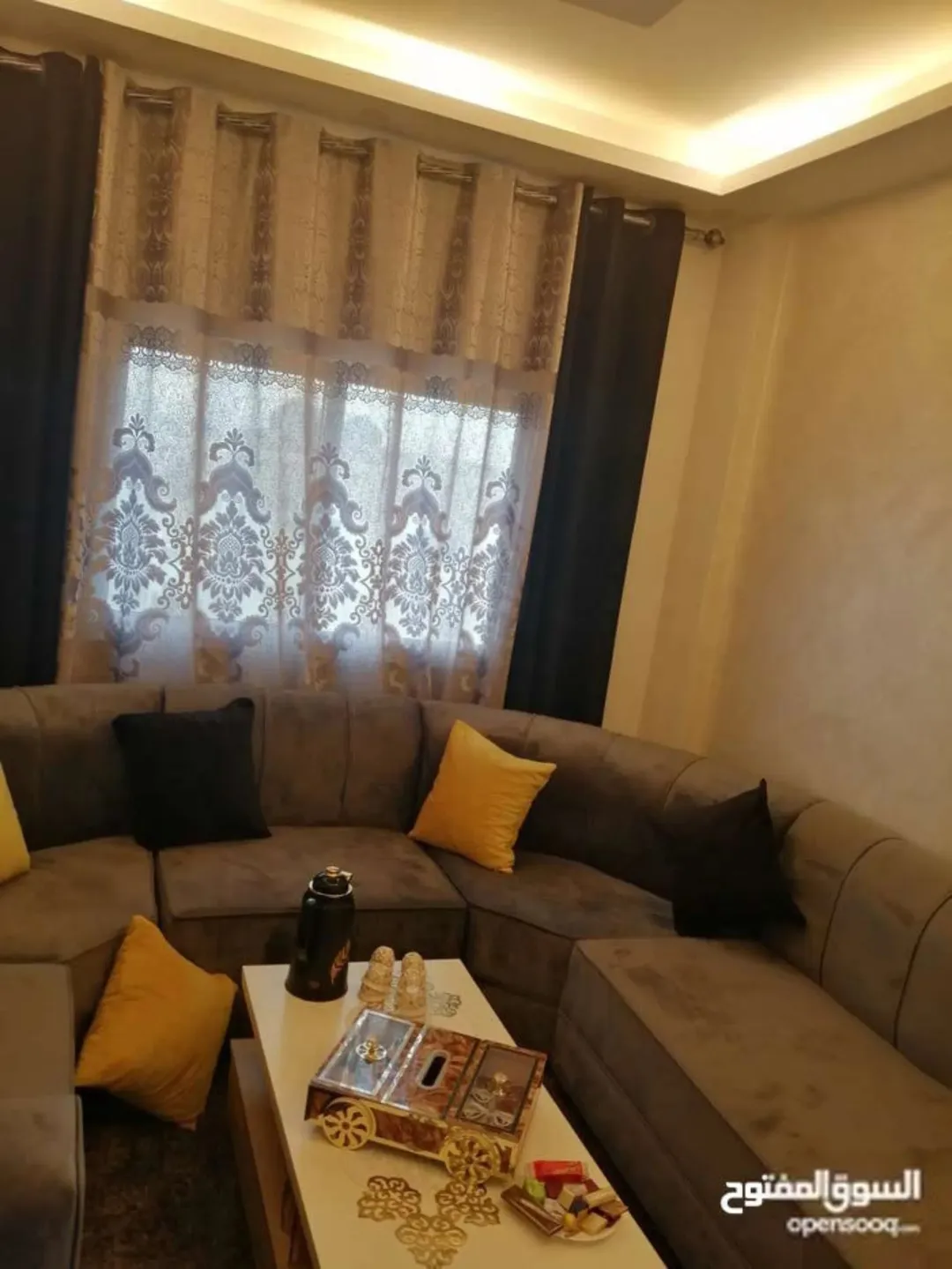 عمارة سكنية مميزة مع مستودعين للبيع