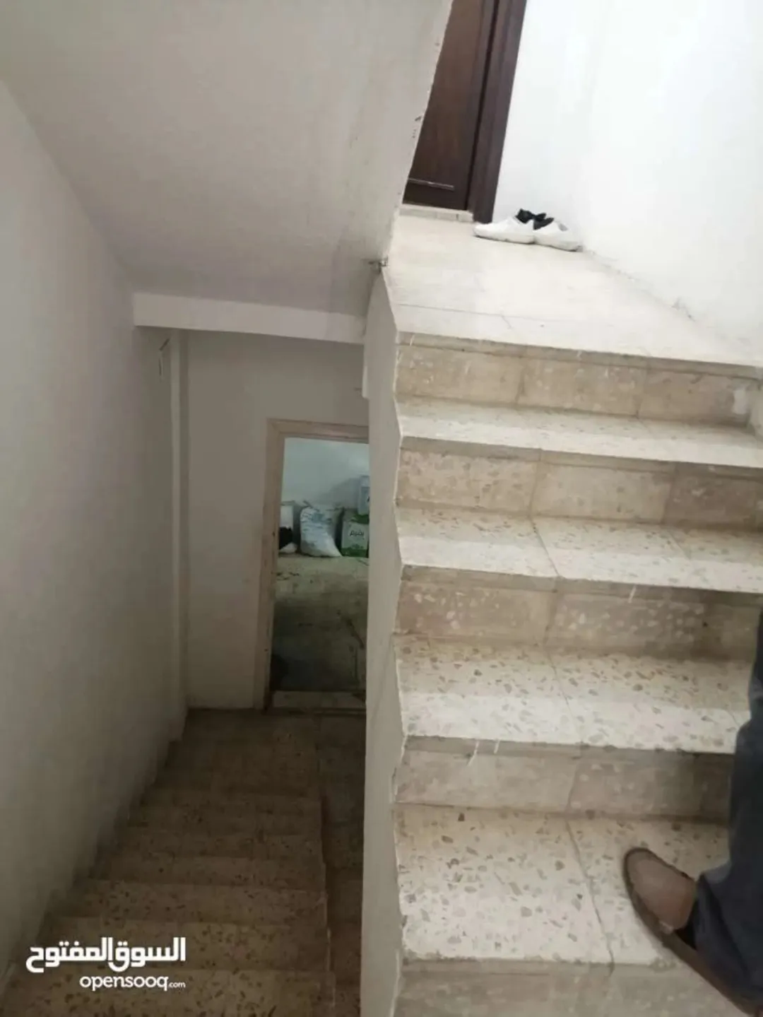 عمارة سكنية مميزة مع مستودعين للبيع