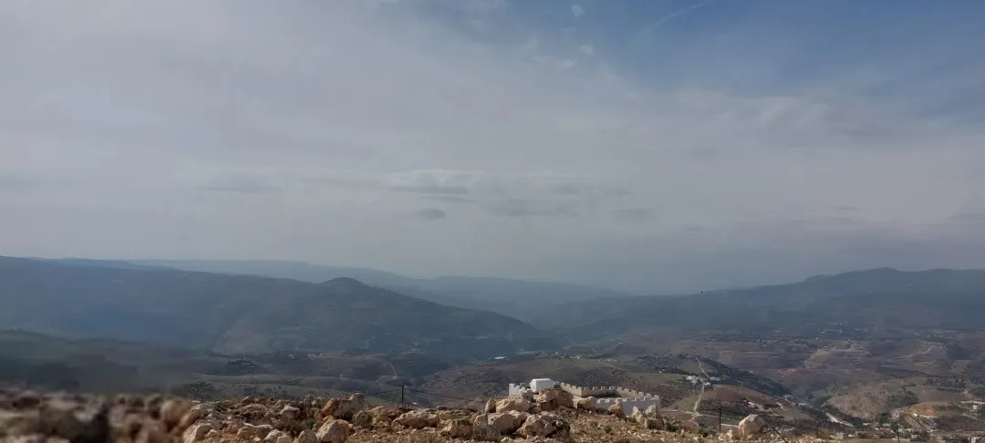 أرض للبيع في جرش – عنيبة – إطلالة بانورامية ساحرة