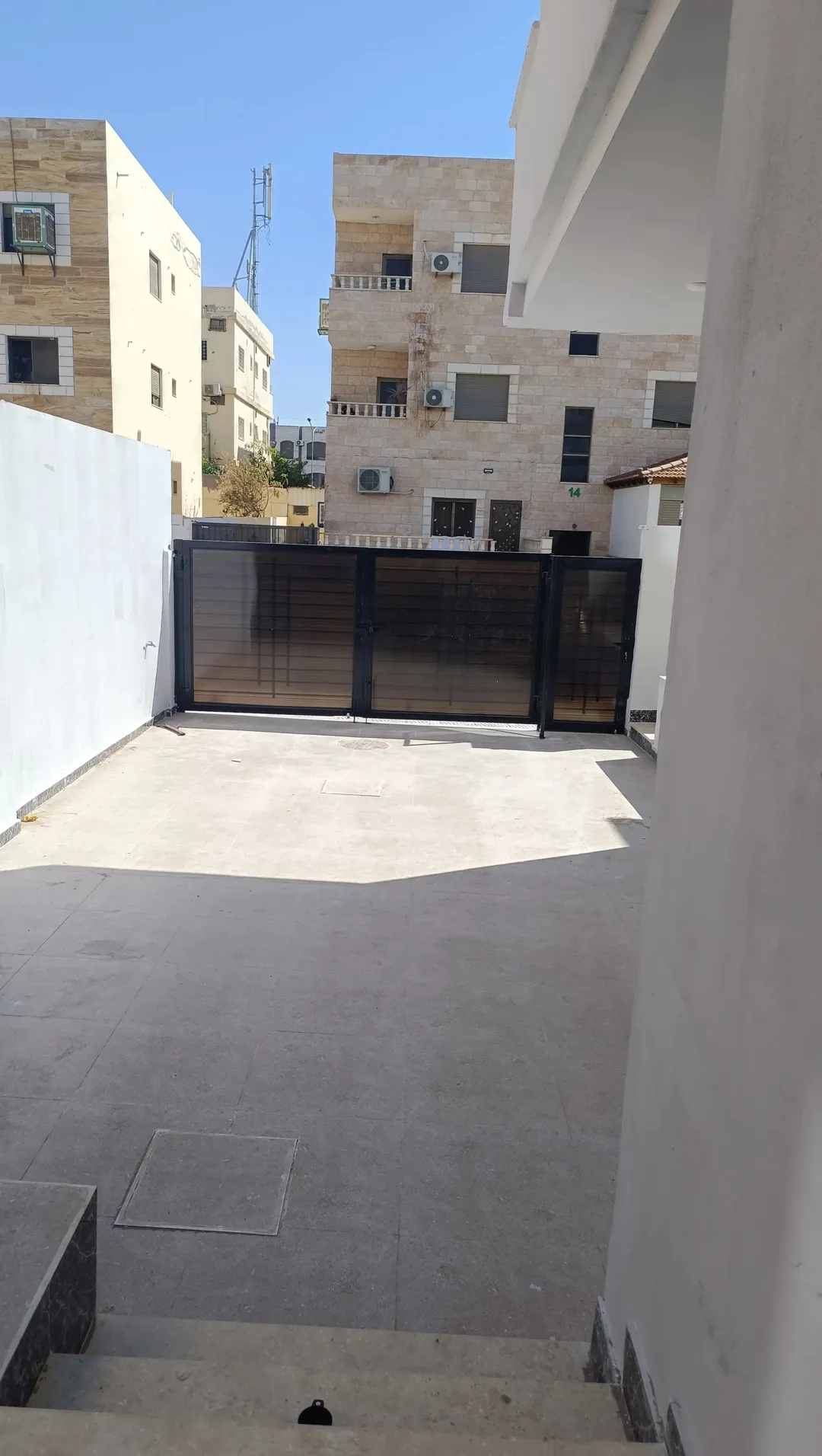 شقه بالعاشره الشرقي 92م رديف شارع الكويت الطوابق العلويه 43 الف فقط والارضي 58 الف