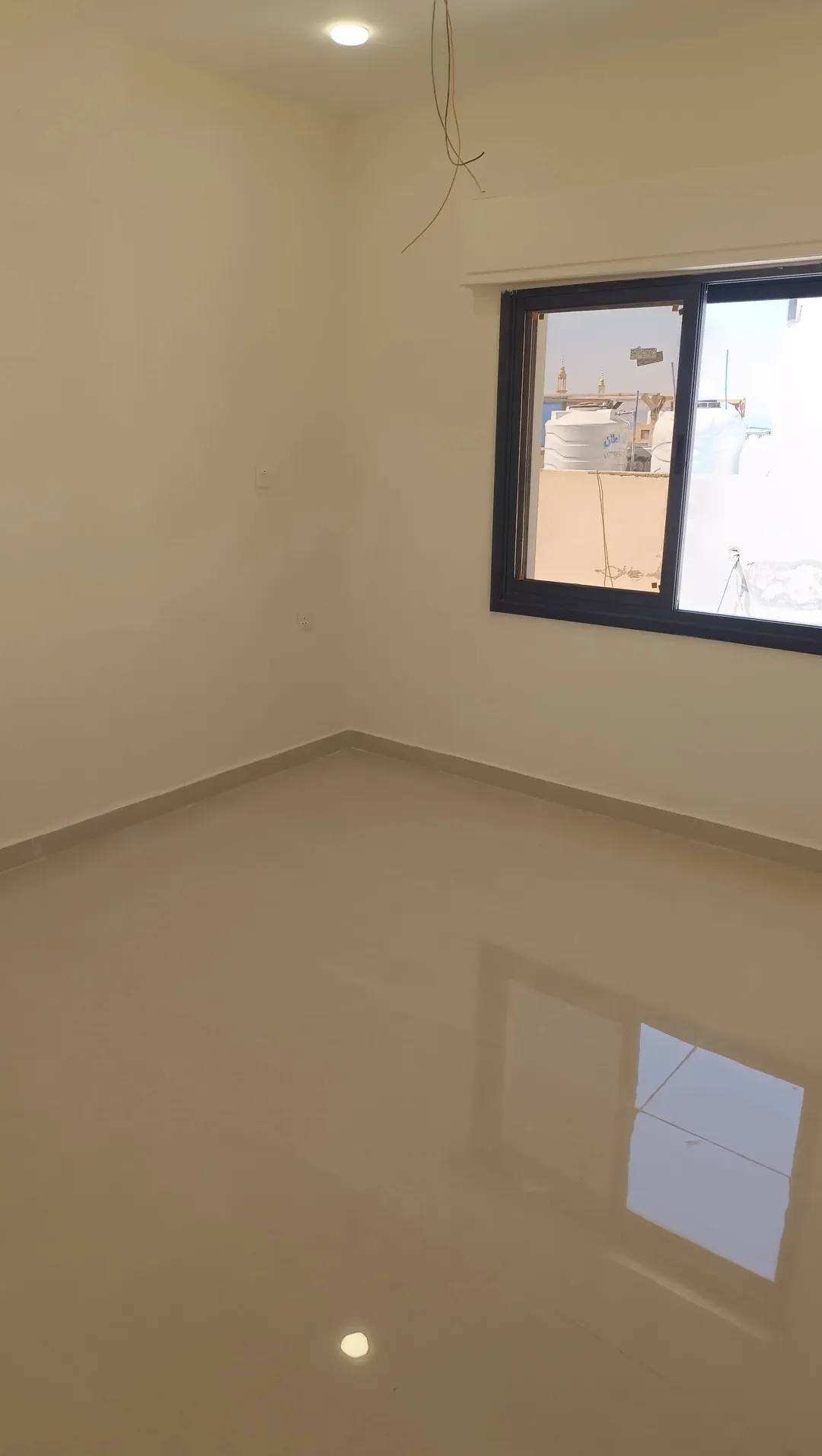 شقه بالعاشره الشرقي 92م رديف شارع الكويت الطوابق العلويه 43 الف فقط والارضي 58 الف