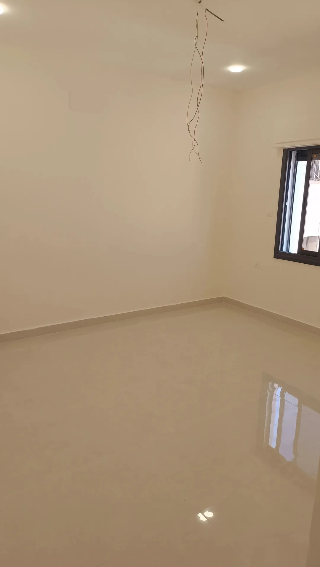 شقه بالعاشره الشرقي 92م رديف شارع الكويت الطوابق العلويه 43 الف فقط والارضي 58 الف