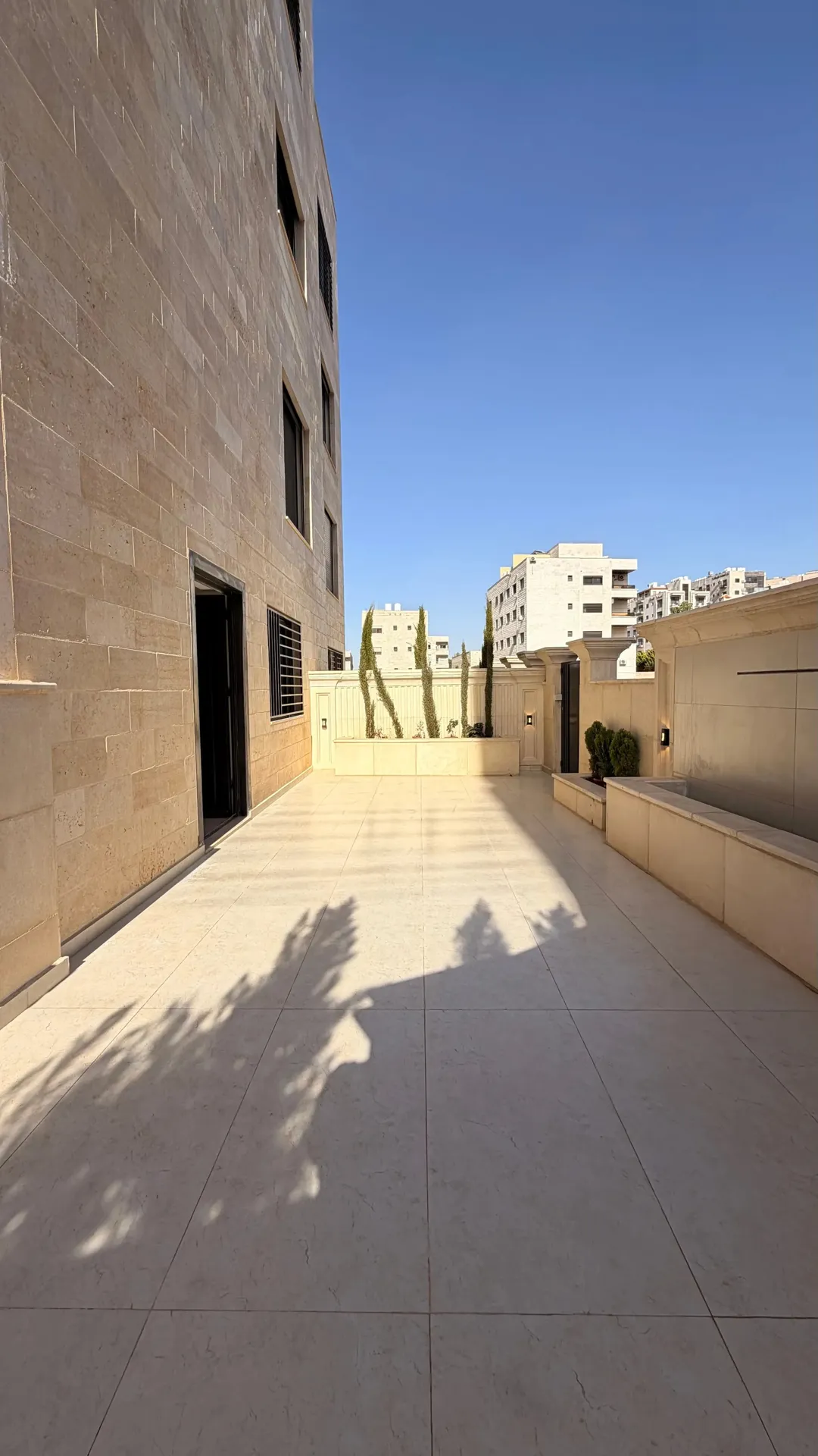 بكهرباء مجانية و تدفئة غاز مركزية دوبلكس أرضي مع اول (ليست تسوية) –الجبيهة 230م2 , 122الف اردني