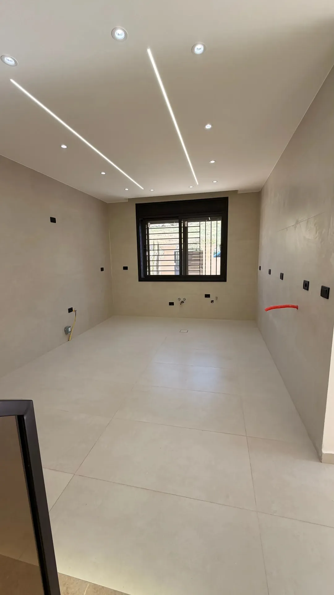بكهرباء مجانية و تدفئة غاز مركزية دوبلكس أرضي مع اول (ليست تسوية) –الجبيهة 230م2 , 122الف اردني