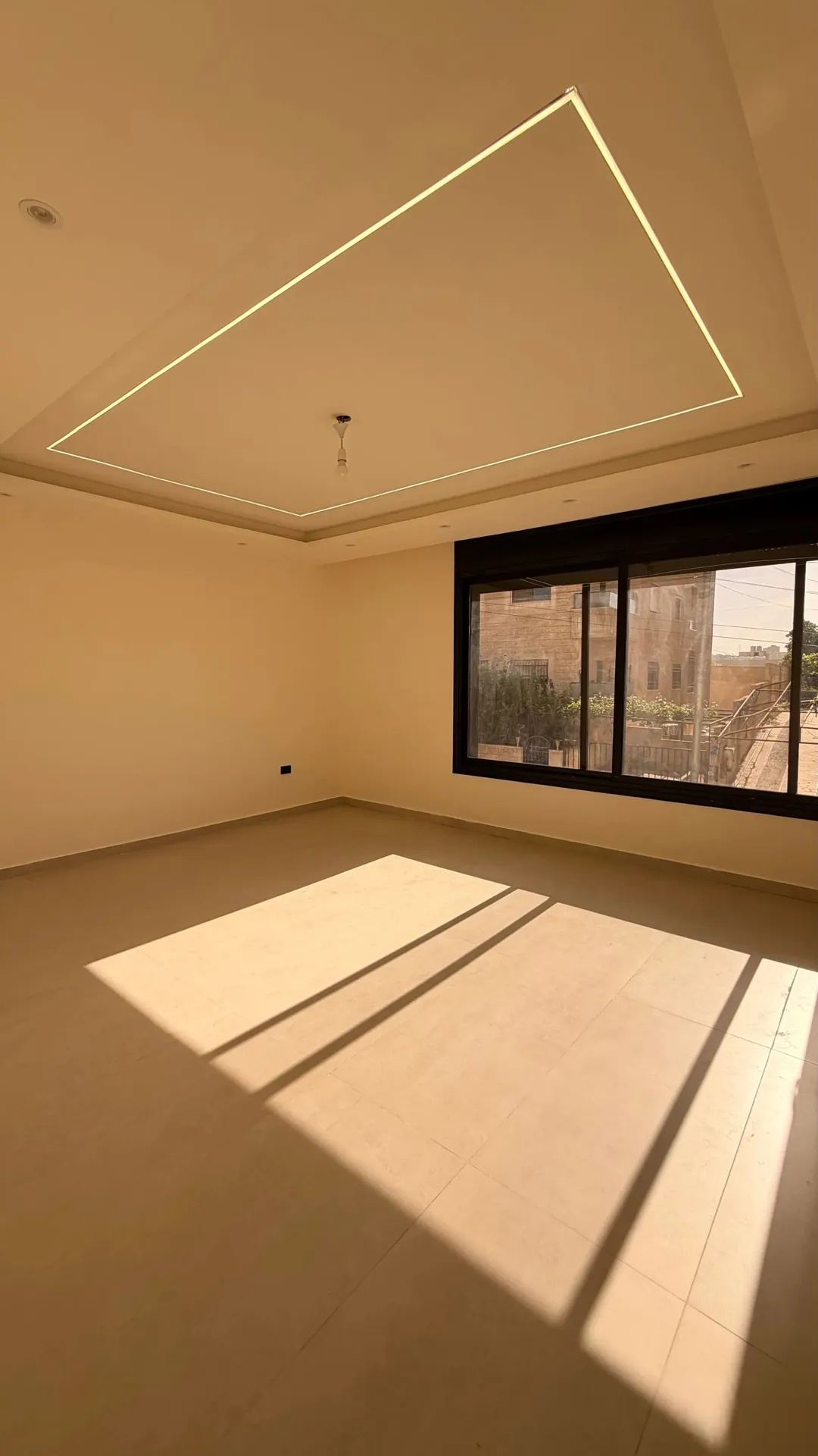 بكهرباء مجانية و تدفئة غاز مركزية دوبلكس أرضي مع اول (ليست تسوية) –الجبيهة 230م2 , 122الف اردني