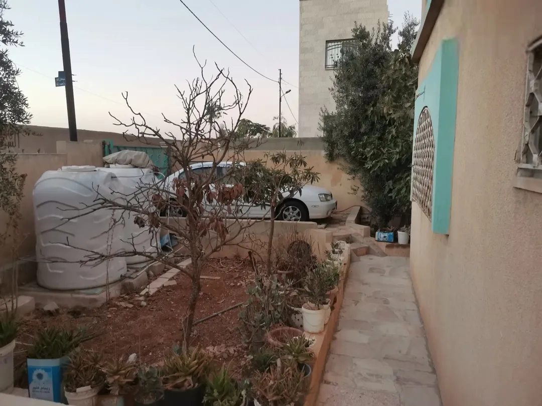 منزل البيع..تواصل على رقم .. موقع مميز..على ثلاثة شوارع… جميع الخدمات متوفره.. قابل للتفاوض
