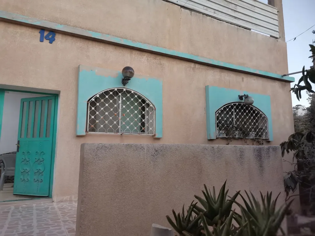 منزل البيع..تواصل على رقم .. موقع مميز..على ثلاثة شوارع… جميع الخدمات متوفره.. قابل للتفاوض