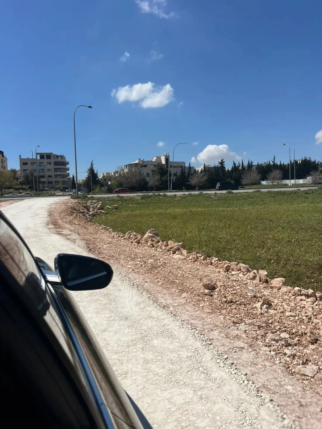فرصة استثمارية لا تعوّض أرض تجارية مميزة في موقع استراتيجي على طريق المطار مرخصة لبناء 8 طوابق