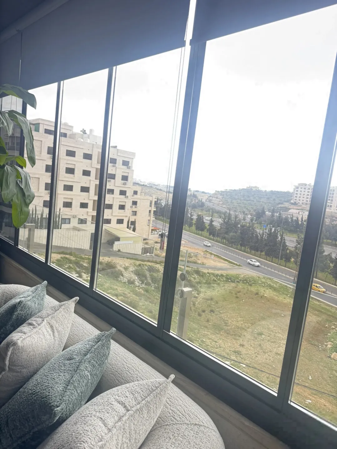 شقة فخمة للبيع في البنيات – طريق المطار