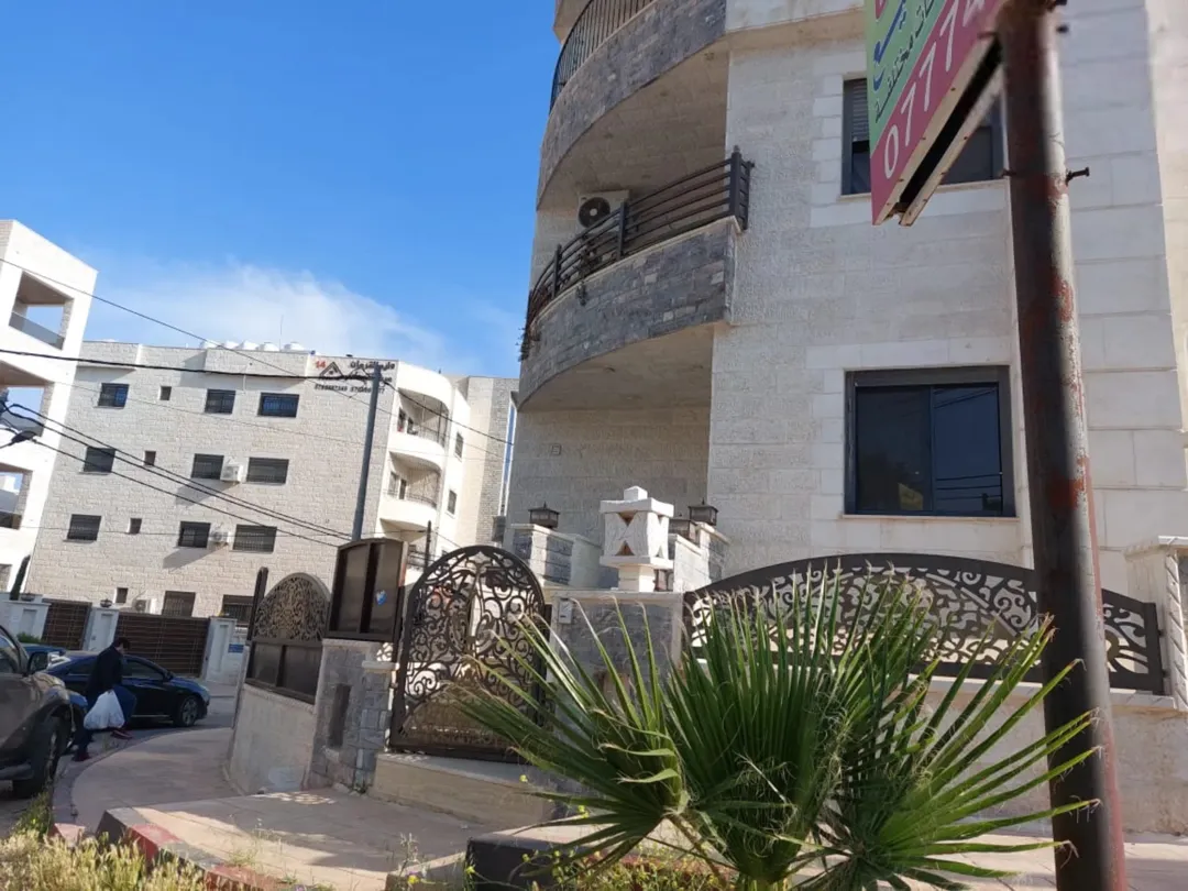 شقة أرضية فاخرة و مميزه للبيع في منطقة الراهبات الوردية