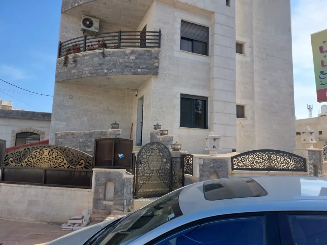 شقة أرضية فاخرة و مميزه للبيع في منطقة الراهبات الوردية