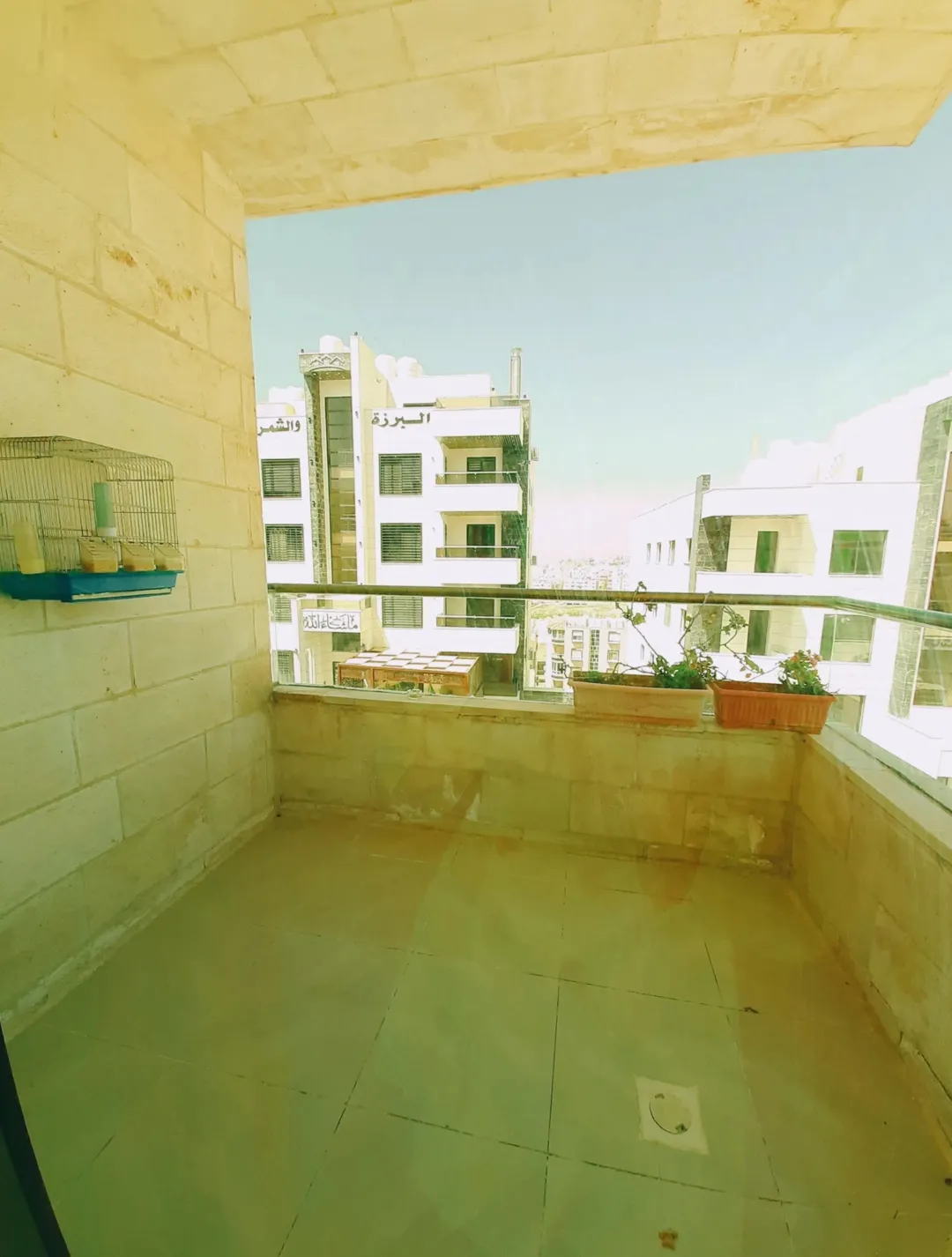 شقة مفروشة ساحرة للإيجار في موقع استثنائي بالقرب من مدارس النظم الفنلندية والجامعة الأردنية