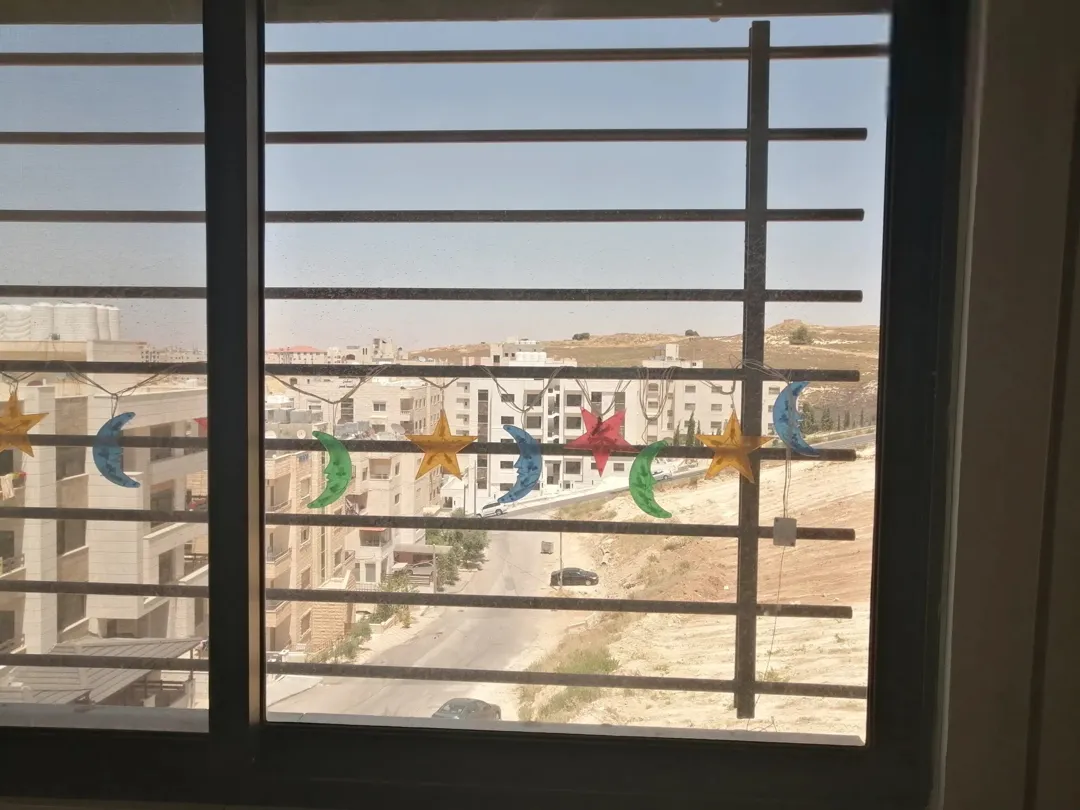 شقة مفروشة ساحرة للإيجار في موقع استثنائي بالقرب من مدارس النظم الفنلندية والجامعة الأردنية