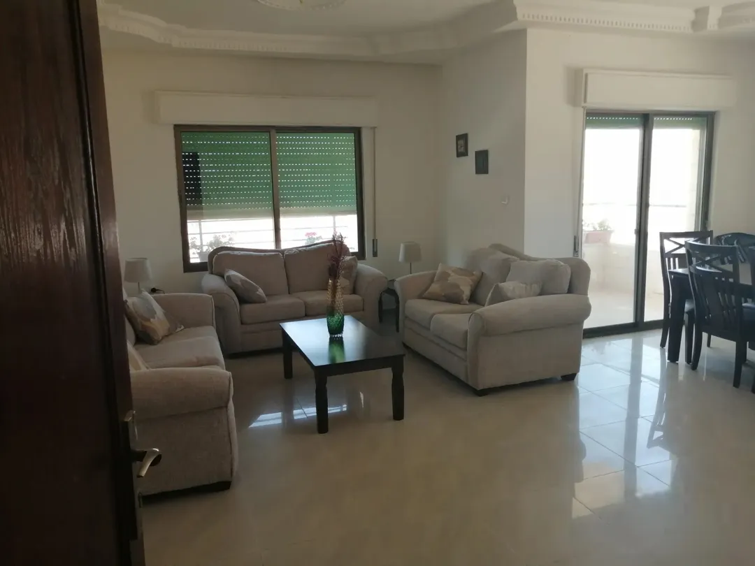 شقة مفروشة ساحرة للإيجار في موقع استثنائي بالقرب من مدارس النظم الفنلندية والجامعة الأردنية